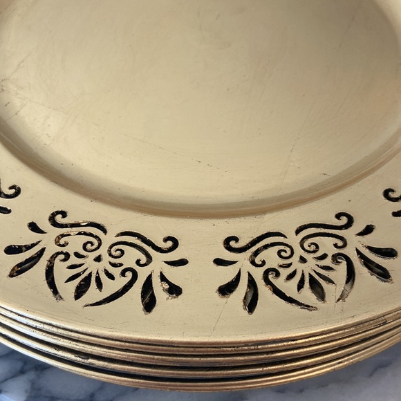 Beautiful Set of 8 Vintage Champagne Gold 13” Gilded Charger Plates. - Picture 3 of 11